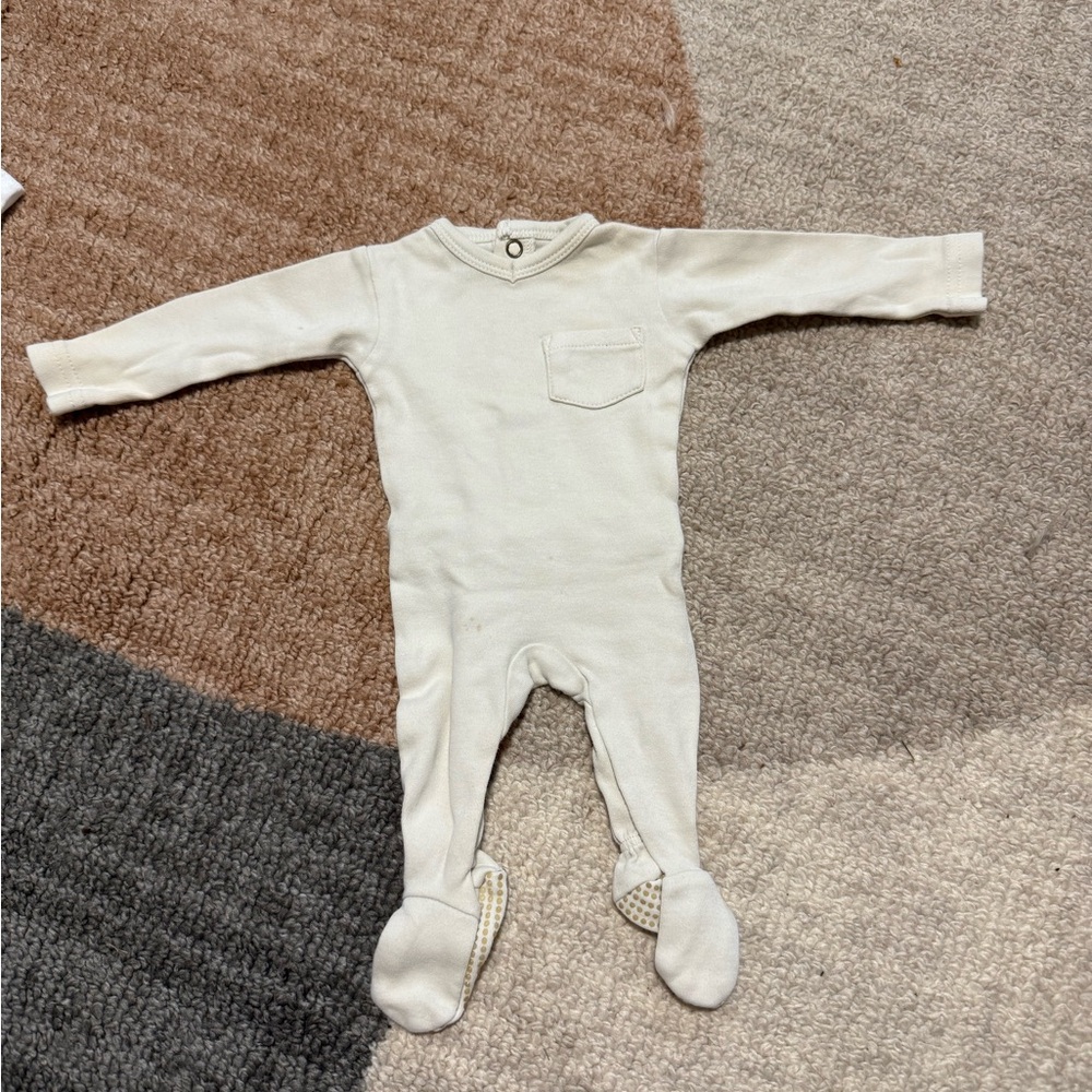 L'oved Baby Organic cotton butter Cream One-Piece Footed Romper Snap Button back